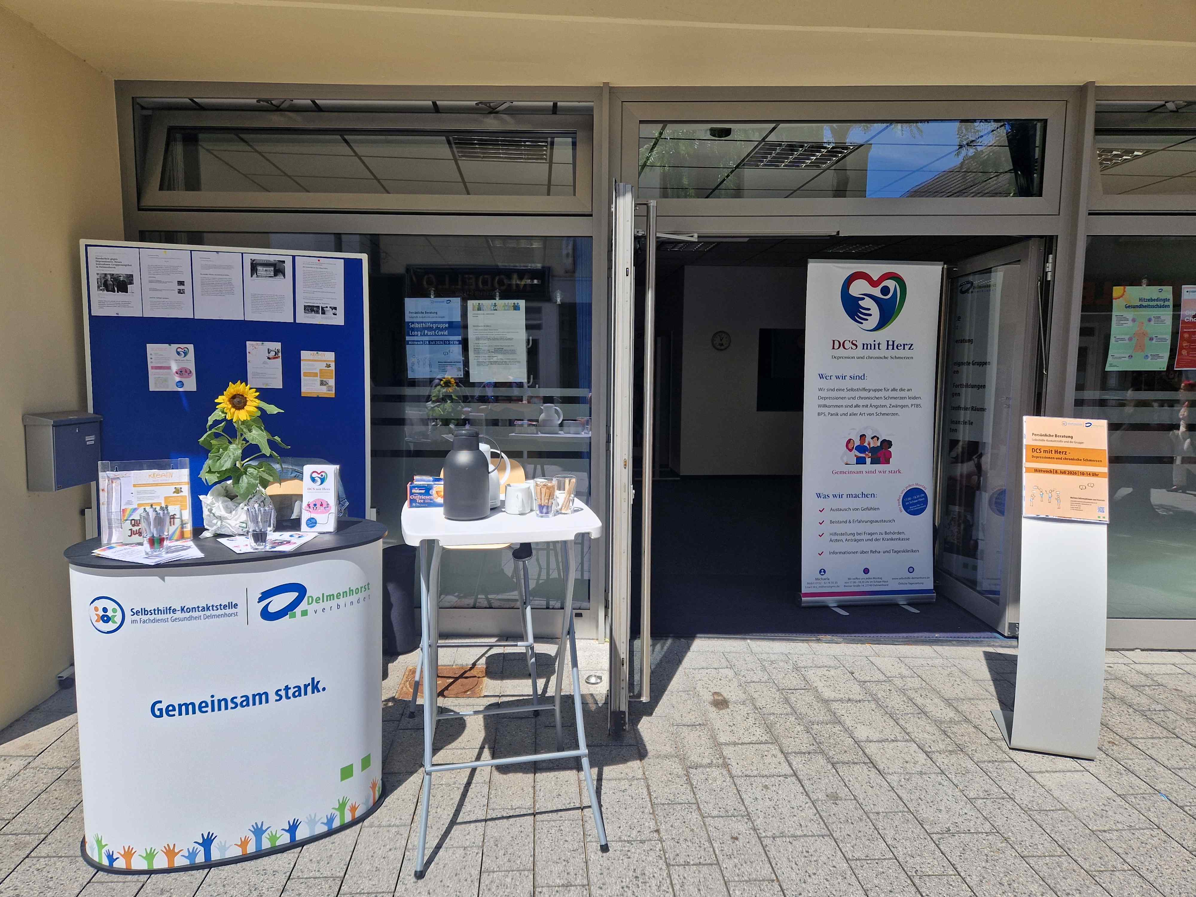 Infostand vor der Selbsthilfe-Kontaktstelle Lange Straße 88